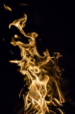 Siyah arka planda ateş alevleri