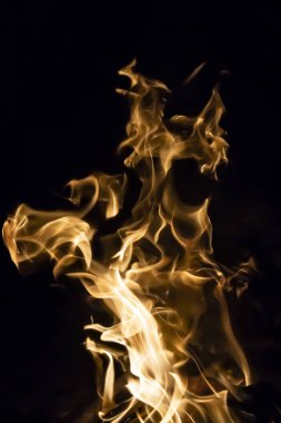 Siyah arka planda ateş alevleri