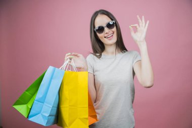 alışveriş çantaları tutan güzel kız