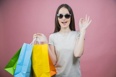alışveriş çantaları tutan güzel kız