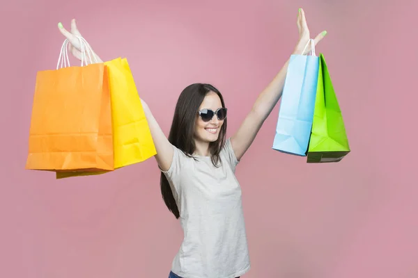 Bella Ragazza Che Tiene Borse Della Spesa — Foto Stock