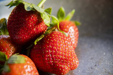 Çilek, koyu bir arka planda kapanıyor.