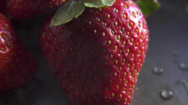 Φράουλες Κοντά Σκούρο Φόντο — Αρχείο Βίντεο
