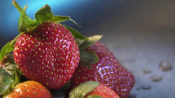 Erdbeeren Aus Nächster Nähe Auf Dunklem Hintergrund — Stockvideo