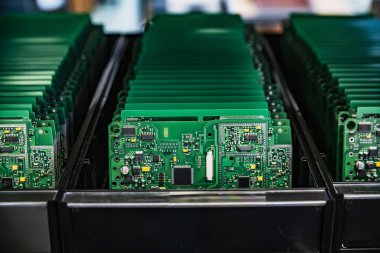 Birçok elektronik çip fabrika üretim geçmişine yakın.