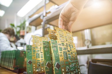 Birçok elektronik çip fabrika üretim geçmişine yakın.