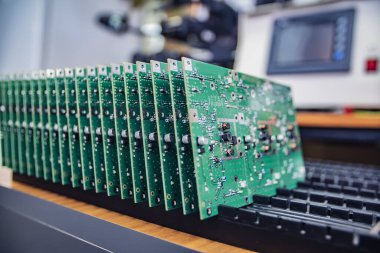 Birçok elektronik çip fabrika üretim geçmişine yakın.