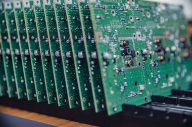 Birçok elektronik çip fabrika üretim geçmişine yakın.