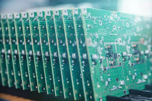 Birçok elektronik çip fabrika üretim geçmişine yakın.