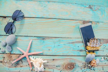 Seyahat ve tatil öğeler ahşap masa. Üstten Görünüm 