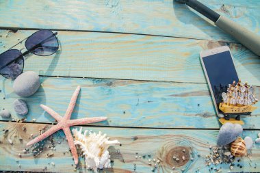 Seyahat ve tatil öğeler ahşap masa. Üstten Görünüm 