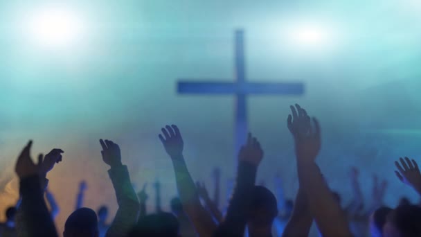 Ręce Tłumu Ludzi Chrześcijańskim Spotkaniu Podczas Uwielbienia Boga Tle Krzyża — Wideo stockowe