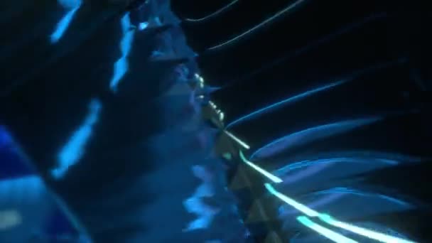 ガラスや結晶からの収差やグレアの形をした抽象的なダイナミックブルーの背景3Dレンダリング — ストック動画