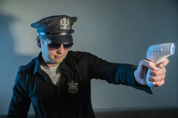 Policial Homem Terno Polícia Verifica Temperatura Remotamente Mão Segurando Termômetro — Fotografia de Stock