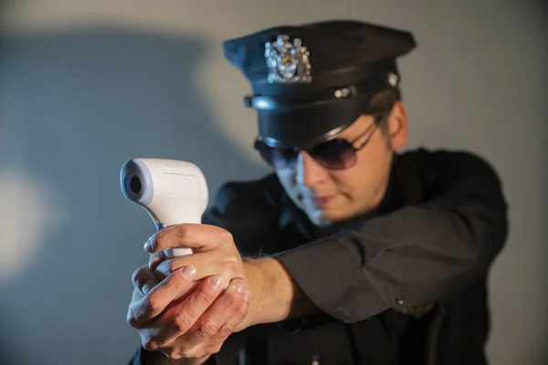 Polis Kıyafetli Bir Adam Sıcaklığı Uzaktan Kontrol Ediyor Kamerasında Kızılötesi — Stok fotoğraf