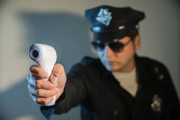 Policial Homem Terno Polícia Verifica Temperatura Remotamente Mão Segurando Termômetro — Fotografia de Stock