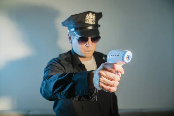 Muž Policista Policejním Obleku Dálkově Kontroluje Teplotu Ruční Držení Infračerveného — Stock fotografie