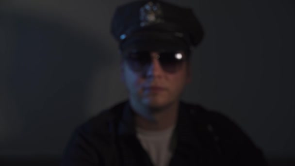 Polis Kıyafetli Bir Adam Sıcaklığı Uzaktan Kontrol Ediyor Kamerasında Kızılötesi — Stok video