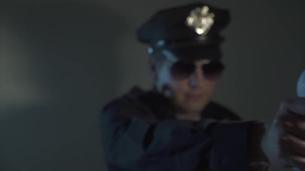 Uomo Poliziotto Una Tuta Della Polizia Controlla Temperatura Distanza Mano — Video Stock
