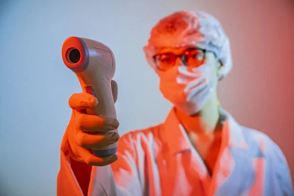 女性医師が体温をチェックします温度計コロナウイルスの概念 — ストック写真