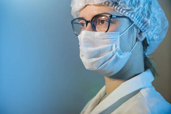 Mujer Virologista Médico Enfermedad Infecciosa Epidemiólogo Retrato Dramático Con Una — Foto de Stock