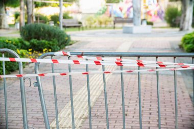 Bariyer bandı, karantina, tecrit, giriş yasağı. Parktan geçmeyin.