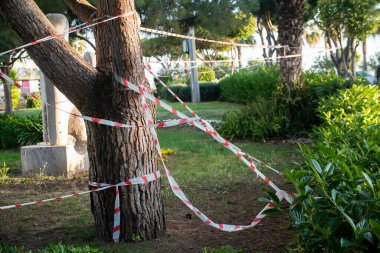 Bariyer bandı, karantina, tecrit, giriş yasağı. Parktan geçmeyin.