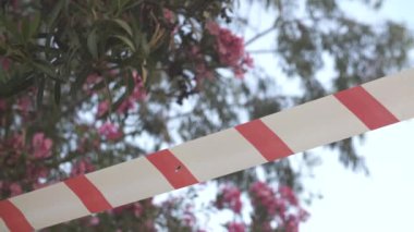 Bariyer bandı, şehirde karantina