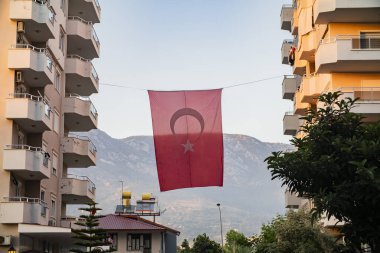 Evde Türk bayrağı sallanıyor