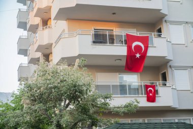 Evde Türk bayrağı sallanıyor