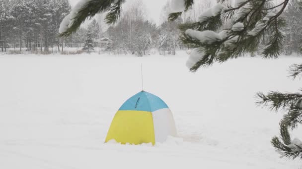 Tent in de sneeuw tijdens de sneeuwval — Stockvideo