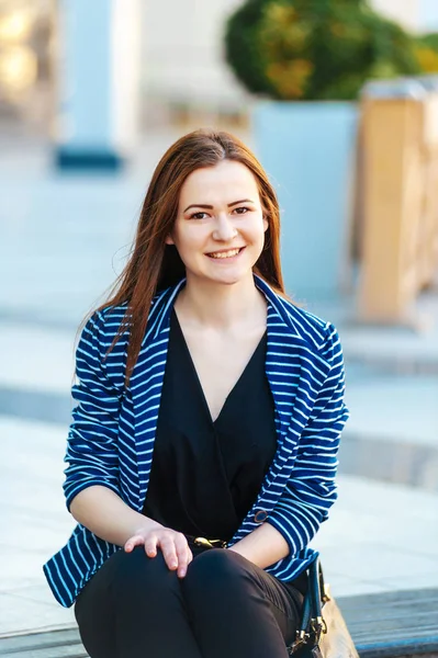 Feliz joven mujer de negocios afuera y buscando en alguna parte. Hermosa mujer sonriente . — Foto de Stock