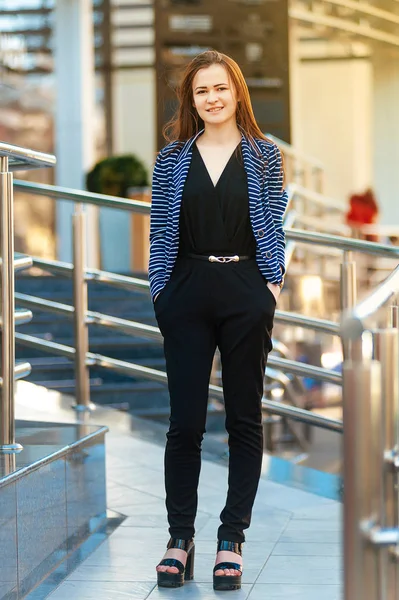 Feliz joven mujer de negocios afuera y buscando en alguna parte. Hermosa mujer sonriente . — Foto de Stock