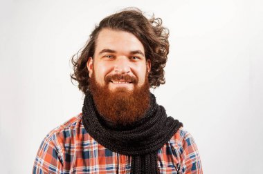 Happy hipster adam kameraya kendine güvenen görünümlü kıvırcık saçlı sakallı