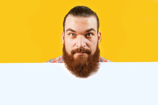 Homem barbudo, barba comprida. Brutal caucasiano sem barba feliz sorrindo homem — Fotografia de Stock