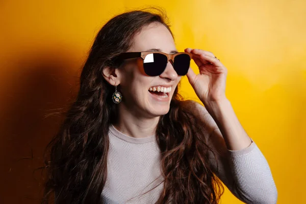 Imagen de una joven sonriente con gafas de sol. Concepto de verano . — Foto de Stock