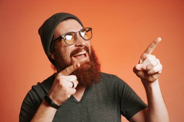 Sakallı hippi adam uzağa işaret gözlük ile