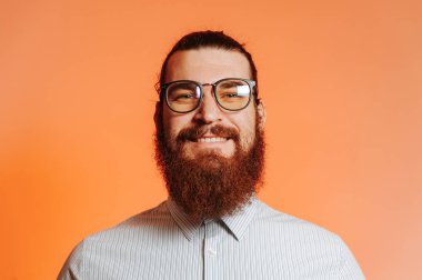 Gözlük rahat içinde olan genç hipster sakallı adam portresi