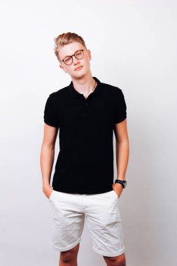 Neşeli genç adam gözlük ve giyen siyah t-shirt 