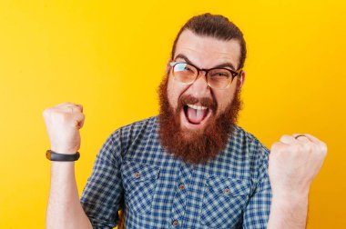 Mutlu kutlama, kazanan kavram hipster adam sakallı