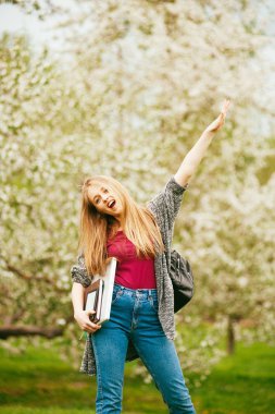Neşeli genç kadın öğrenci gülümseyen ve Baron mavi sakal, koluna celebra