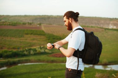 Onun smartwatch ayakta dokunmadan hipster turist adam sakallı 