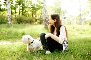 Neşeli genç kadın köpeğini Park ile oynarken