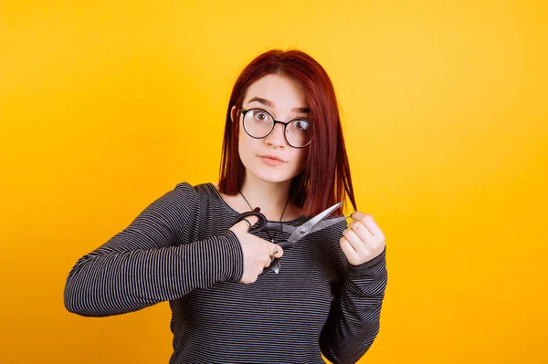 Jovem ruiva menina corta o cabelo com tesoura — Fotografia de Stock