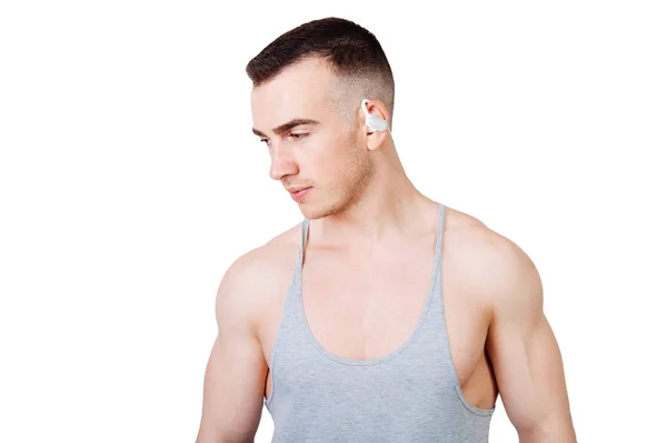 Porträt eines jungen Fitness-Mannes mit drahtlosen Kopfhörern — Stockfoto