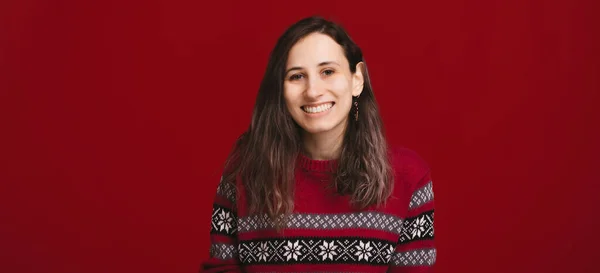 Nahaufnahme Foto einer lächelnden jungen Frau auf rotem Hintergrund — Stockfoto