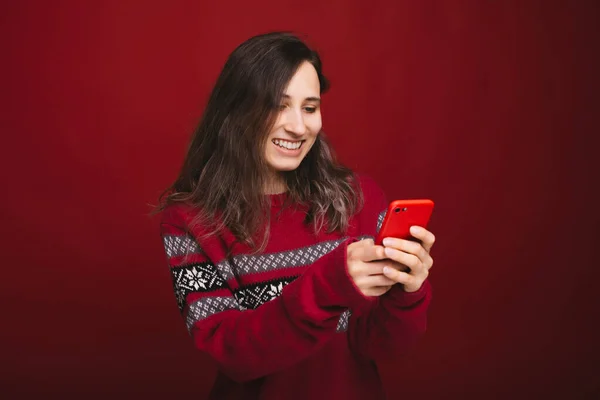 Mujer feliz mirando el teléfono inteligente y sonriendo — Foto de Stock