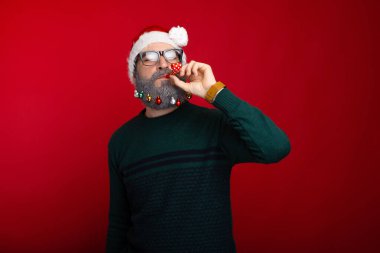 Yakışıklı sakallı hippi, Noel Baba şapkalı, düdük çalan, ya da ses çıkaran.