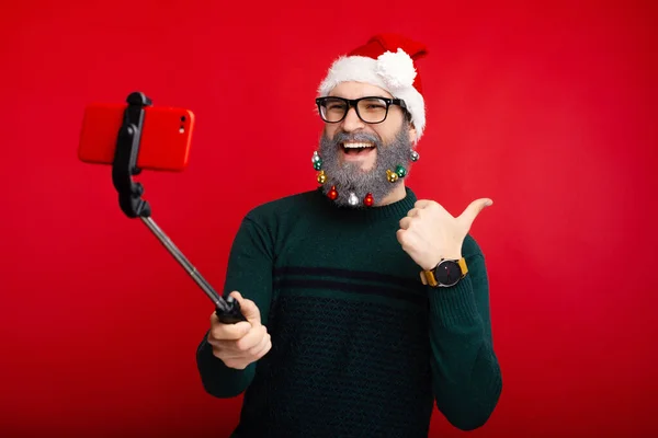 Photo of cheerful man with decorated beard taking selfie and showing thumbs up — Φωτογραφία Αρχείου