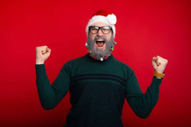 Beyaz sakallı, heyecanlı çılgın adam zaferi kutluyor.